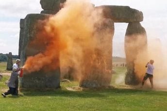 Ekološki aktivisti prosuli narandžastu boju po monolitima u Stounhendžu: Policija uhapsila dvije osobe Ekološki aktivisti prosuli narandžastu boju po monolitima u Stounhendžu: Policija uhapsila dvije osobe