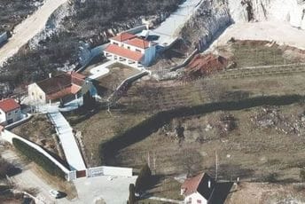 Ministarstvo odlučilo da može da se ruši jedan od objekata bivšeg predsjednika Crne Gore: Odovićev resor djelimično odbio i djelimično prihvatio žalbu Đukanovića Ministarstvo odlučilo da može da se ruši jedan od objekata bivšeg predsjednika Crne Gore: Odovićev resor djelimično odbio i djelimično prihvatio žalbu Đukanovića