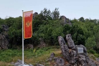 "Tamo đe joj je i mjesto": Crnogorska zastava vijori se na lokaciji gdje su 1936. održane Belvederske demonstracije "Tamo đe joj je i mjesto": Crnogorska zastava vijori se na lokaciji gdje su 1936. održane Belvederske demonstracije