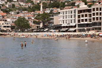 Haos u Ulcinju: Tuča počela na Maloj plaži, nastavljena po gradu, devetoro uhapšenih, jedan teže povrijeđen