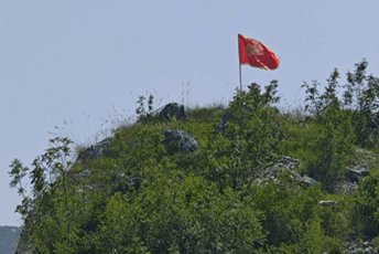 Grupa patriota postavila državne zastave na novim lokacijama na putu Cetinje - Budva: Pozvali i ostale da isto urade u svojim gradovima (FOTO/VIDEO)