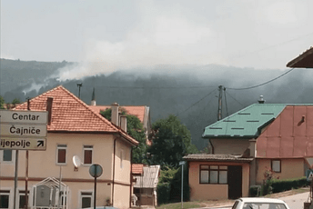 Pljevlja obavijena dimom: Gori brdo iznad grada, požar gasi i helikopterska jedinica VCG Pljevlja obavijena dimom: Gori brdo iznad grada, požar gasi i helikopterska jedinica VCG