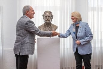 Poklon građanima Podgorice: Bista Sule Radova uručena Glavnom gradu