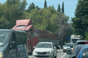 Velike gužve nakon tunela Sozina ka Šušanju: Saobraćaj se odvija naizmjenično Velike gužve nakon tunela Sozina ka Šušanju: Saobraćaj se odvija naizmjenično