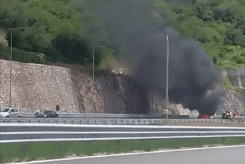 Zapalilo se vozilo na auto-putu, nema povrijeđenih (VIDEO)