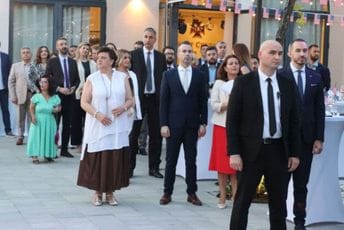 Pogledajte kako je na prijemu povodom Dana nezavisnosti SAD u Podgorici (FOTO) Pogledajte kako je na prijemu povodom Dana nezavisnosti SAD u Podgorici (FOTO)