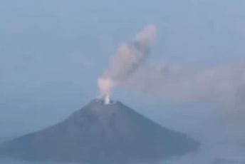 Vulkan na Kamčatki izbacio pepeo u visinu do pet kilometara Vulkan na Kamčatki izbacio pepeo u visinu do pet kilometara