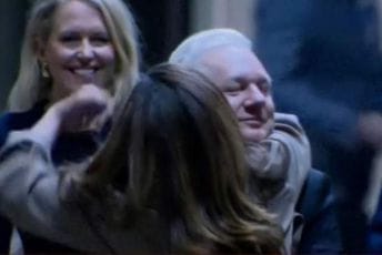 Asanž konačno u Australiji, u zagrljaju supruge Asanž konačno u Australiji, u zagrljaju supruge