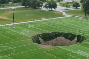 (VIDEO) Ogromna rupa progutala dio fudbalskog igrališta u SAD-u (VIDEO) Ogromna rupa progutala dio fudbalskog igrališta u SAD-u