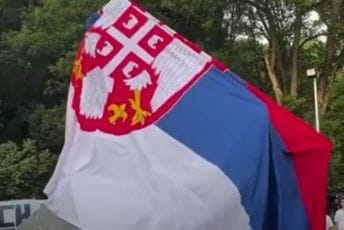Na otkrivanju spomenika u Pljevljima - zastava Republike Srbije