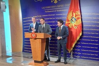 GP URA: Premijer je politička kukavica, imamo informaciju da je sinoć bio u Podgorici GP URA: Premijer je politička kukavica, imamo informaciju da je sinoć bio u Podgorici