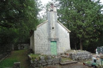 Ni starost ni ambijentalna vrijednost nijesu pomogli da zavrijedi više pažnje: Crkva Sv. Križa u Kavču Ni starost ni ambijentalna vrijednost nijesu pomogli da zavrijedi više pažnje: Crkva Sv. Križa u Kavču