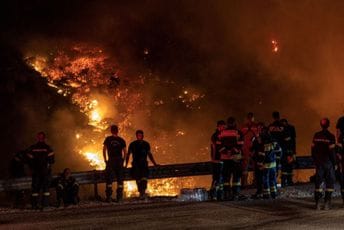 Bukte požari kod Atine: Pet helikoptera, dva kanadera i 60 vatrogasaca gase vatru