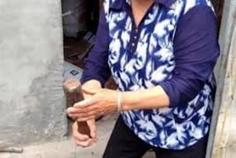Sa njom zakucavala eksere i razbijala orahe: Kineska starica dvadeset godina koristila granatu kao čekić (VIDEO)