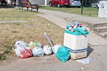 Usred sezone: U Petrovcu danima ne kupe smeće, ljudi otpad odlažu po trotoaru