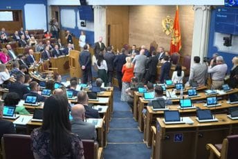 "Doći će kad ga zovnemo, a ne kad on hoće": Nema premijerskog sata, Mandić ga otkazao nakon protesta DPS-a "Doći će kad ga zovnemo, a ne kad on hoće": Nema premijerskog sata, Mandić ga otkazao nakon protesta DPS-a