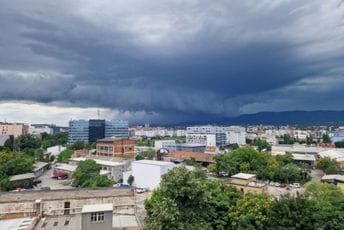 Snažno nevrijeme pogodilo Zagreb: Vjetar rušio stabla, padao grad veličine oraha
