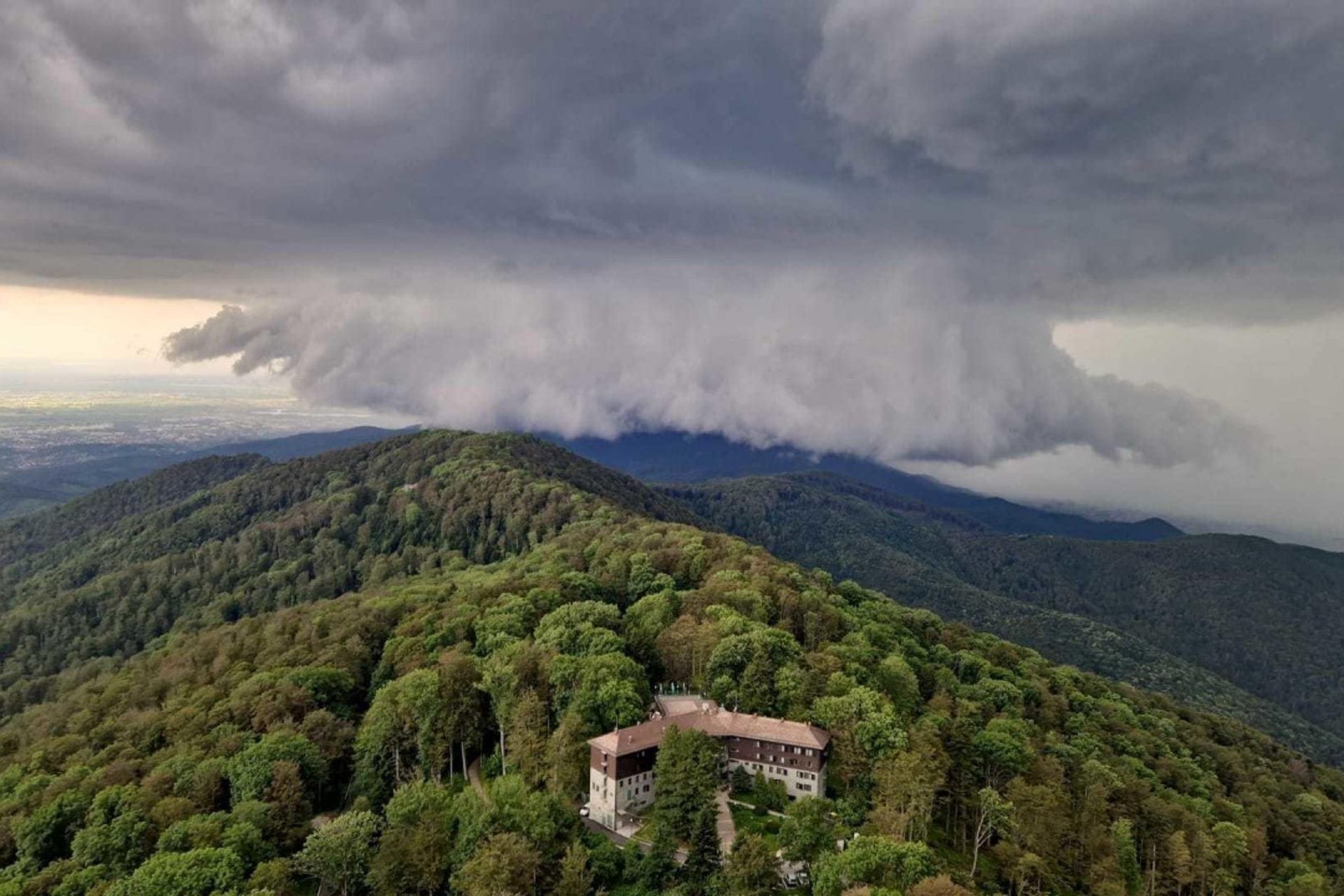 Snažno Nevrijeme Pogodilo Zagreb: Vjetar Rušio Stabla, Padao Grad ...