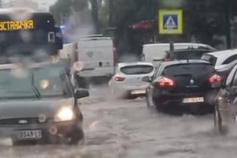 (VIDEO) Jako nevrijeme pogodilo Beograd: Za kratko vrijeme pala ogromna količina kiše