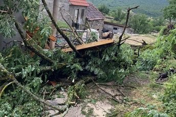 Nevrijeme kod Nikšića: Olujni vjetar oštetio krovove kuća, čupao drveća (FOTO)