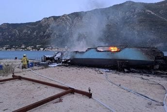 Gorjelo plovilo u Dobroti, vatrogasci spriječili širenje vatre (FOTO)