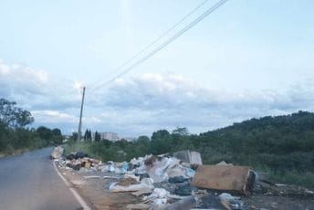 Podgoričko naselje zatrpano smećem: Mini deponija pored puta