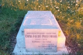 Vraćen prvobitni izgled: Obnovljen spomenik Suli Radovom ispred Vlaške crkve na Cetinju Vraćen prvobitni izgled: Obnovljen spomenik Suli Radovom ispred Vlaške crkve na Cetinju