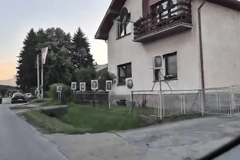 (VIDEO) Ponovo provokacije: Uz cestu Bratunac - Potočari postavljene fotografije pripadnika VRS-a