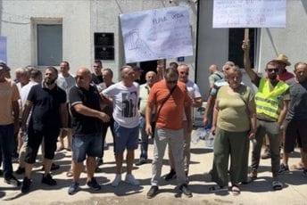Stanovnici Kuća Rakića protestovali: Plava voda kap koja je prelila čašu