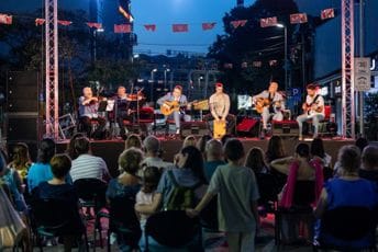 (FOTO) Podgorički korzo kao nekad: Publika uživala u gitarskim notama dua Bulatović-Nikčević (FOTO) Podgorički korzo kao nekad: Publika uživala u gitarskim notama dua Bulatović-Nikčević