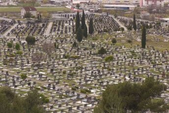 Lopovi haraju podgoričkim grobljima: Noću ih stražari jure, porodice pokojnika nailaze na opljačkane grobnice... Lopovi haraju podgoričkim grobljima: Noću ih stražari jure, porodice pokojnika nailaze na opljačkane grobnice...