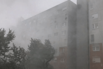(VIDEO) Superćelijska oluja zahvatila Sloveniju, pogledajte veliko nevrijeme u Ljubljani