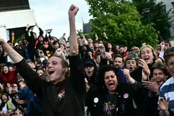 Pristalice ljevice slave širom Francuske, njihov lider poručuje da će sastaviti Vladu, desnica je tek treća Pristalice ljevice slave širom Francuske, njihov lider poručuje da će sastaviti Vladu, desnica je tek treća