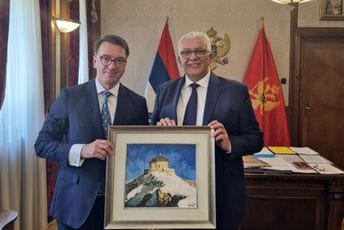 Zirojević o Mandićevom poklonu ruskom ambasadoru: Tom logikom mogao mu je dati sliku zmaja iz 'Game of Thrones' Zirojević o Mandićevom poklonu ruskom ambasadoru: Tom logikom mogao mu je dati sliku zmaja iz 'Game of Thrones'