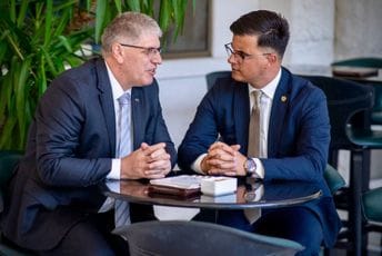 Šaranović ministrom Slovenije o unapređenju saradnje u oblasti granične bezbjednosti i borbi protiv ilegalnih migracija Šaranović ministrom Slovenije o unapređenju saradnje u oblasti granične bezbjednosti i borbi protiv ilegalnih migracija