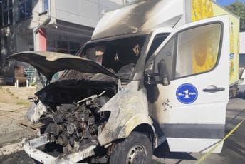 Zapaljena dva kamiona na sjeveru Kosova, oštećeno i putničko vozilo Zapaljena dva kamiona na sjeveru Kosova, oštećeno i putničko vozilo