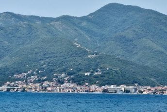 Osvanuo veliki metalni krst iznad Bijele Osvanuo veliki metalni krst iznad Bijele