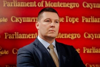 Adžić poslanicima PES-a: Došli ste da rasprodate Crnu Goru i pobjegnete Adžić poslanicima PES-a: Došli ste da rasprodate Crnu Goru i pobjegnete