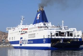 Stigli prvi putnici: Brodska linija od Italije do Crne Gore danas je i zvanično obnovljena Stigli prvi putnici: Brodska linija od Italije do Crne Gore danas je i zvanično obnovljena