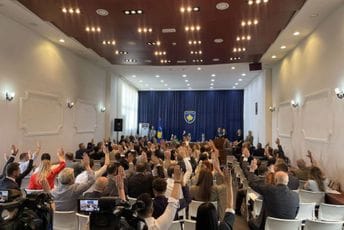 Skupština Kosova usvojila deklaraciju o genocidu u Srebrenici Skupština Kosova usvojila deklaraciju o genocidu u Srebrenici