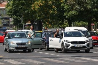 Građani Sarajeva uz zvuk sirene odali počast ubijenima u genocidu u Srebrenici Građani Sarajeva uz zvuk sirene odali počast ubijenima u genocidu u Srebrenici