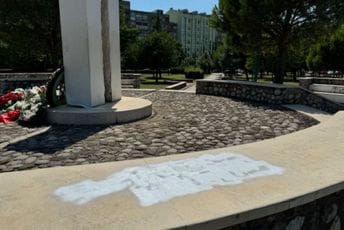 Zeković odao poštu žrtvama genocida u Srebrenici i uklonio grafite sa spomenika na Pobrežju Zeković odao poštu žrtvama genocida u Srebrenici i uklonio grafite sa spomenika na Pobrežju