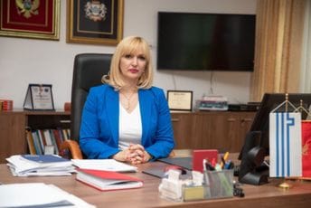 Borovinić-Bojović već krenula u predizbornu kampanju, koristi svaku priliku da se „okiti tuđim perjem“