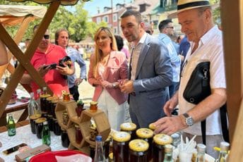 Cetinje: Manifestacija „Miris lipa i meda“ okupila veliki broj izlagača i ljubitelja pčelarstva Cetinje: Manifestacija „Miris lipa i meda“ okupila veliki broj izlagača i ljubitelja pčelarstva