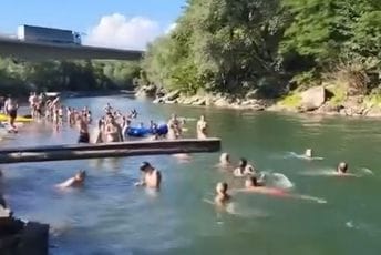 (VIDEO) Pogledajte kako se Bjelopoljci bore protiv toplotnog talaca (VIDEO) Pogledajte kako se Bjelopoljci bore protiv toplotnog talaca