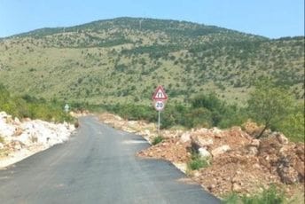 Šut na kolovozu na putnom pravcu Drezga - Đurkovići: Opasnost za vozače Šut na kolovozu na putnom pravcu Drezga - Đurkovići: Opasnost za vozače