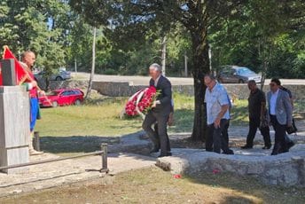 Crvena ruža slobode: Delegacija Fondacije Sula Radov položila vijenac na spomen obilježje partizana i antifašiste Boška Radulovića Crvena ruža slobode: Delegacija Fondacije Sula Radov položila vijenac na spomen obilježje partizana i antifašiste Boška Radulovića