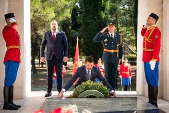 Milatović položio vijenac na spomenik Partizanu borcu na Gorici Milatović položio vijenac na spomenik Partizanu borcu na Gorici