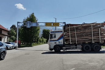 Kroz Kolašin prolaze kamioni i autobusi, građani strahuju za bezbjednost Kroz Kolašin prolaze kamioni i autobusi, građani strahuju za bezbjednost
