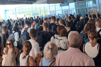 "Ovoga nema ni u državama trećeg svijeta": Pogledajte utiske putnice sa tivatskog aerodroma, tamo su i danas bile gužve "Ovoga nema ni u državama trećeg svijeta": Pogledajte utiske putnice sa tivatskog aerodroma, tamo su i danas bile gužve